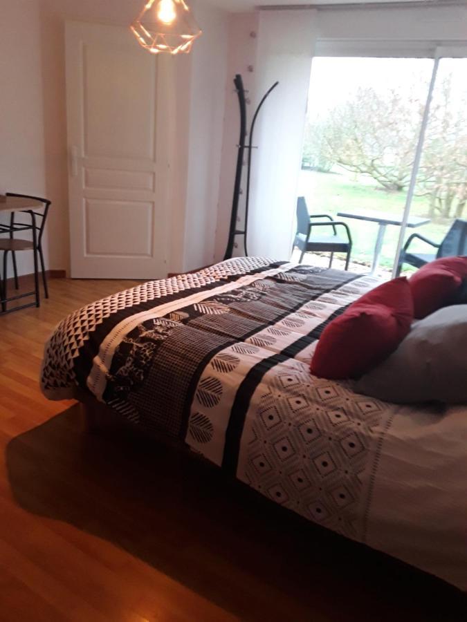 Chambre D'Hotes Cote Jardin Soulignonne 外观 照片